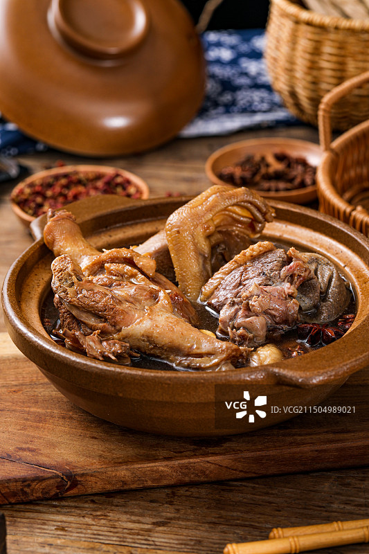 特色美食熟食卤鸭姜母鸭汤包料包火锅料鸭肉鸭翅鸭爪图片素材