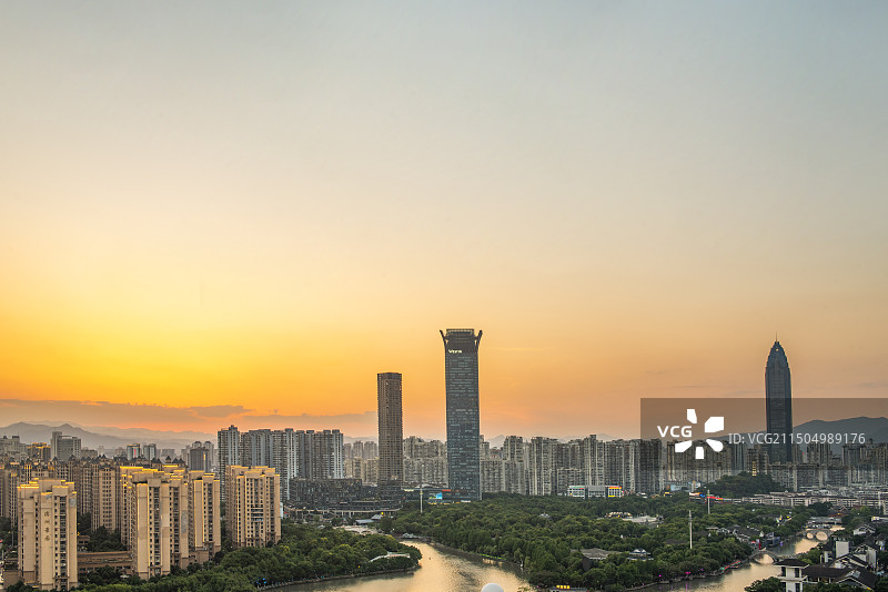 温州夕阳 温州南塘河夕阳 温州南塘街全景 温州白鹿洲公园 日落 地标建筑 世贸大厦图片素材
