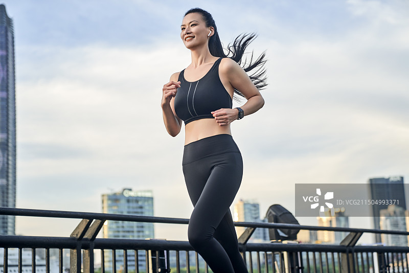 江边跑步的运动员图片素材