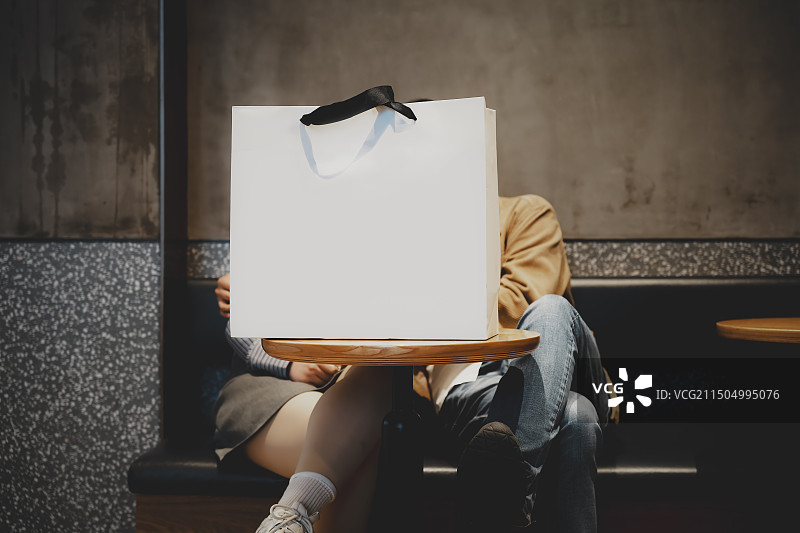 隐藏在购物袋后面的情侣图片素材