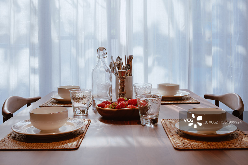 温馨简约草莓餐桌图片素材