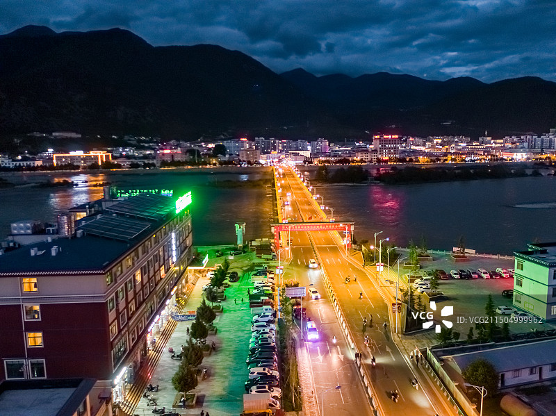 中国西藏林芝城市夜景图片素材