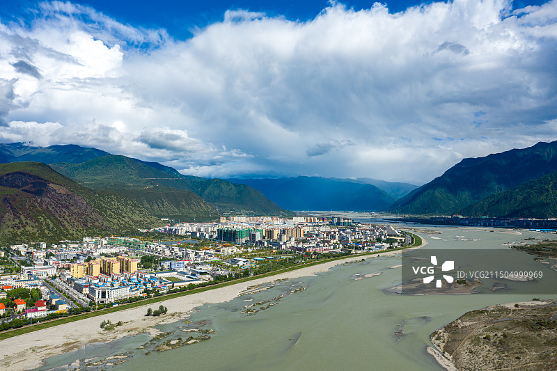 中国西藏林芝城市航拍图片素材