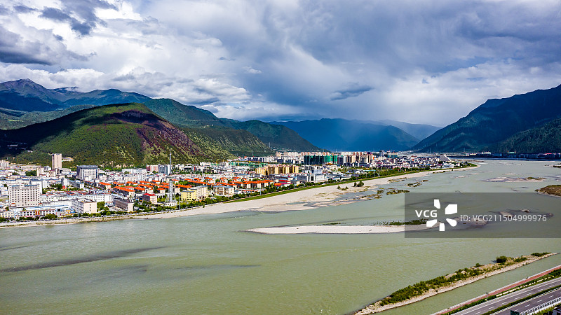 中国西藏林芝城市航拍图片素材