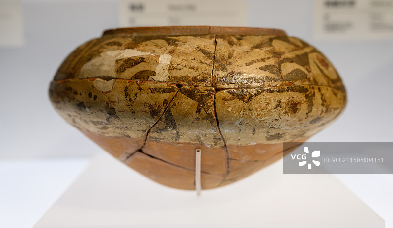 新石器时代大汶口文化彩陶钵，中国考古博物馆图片素材