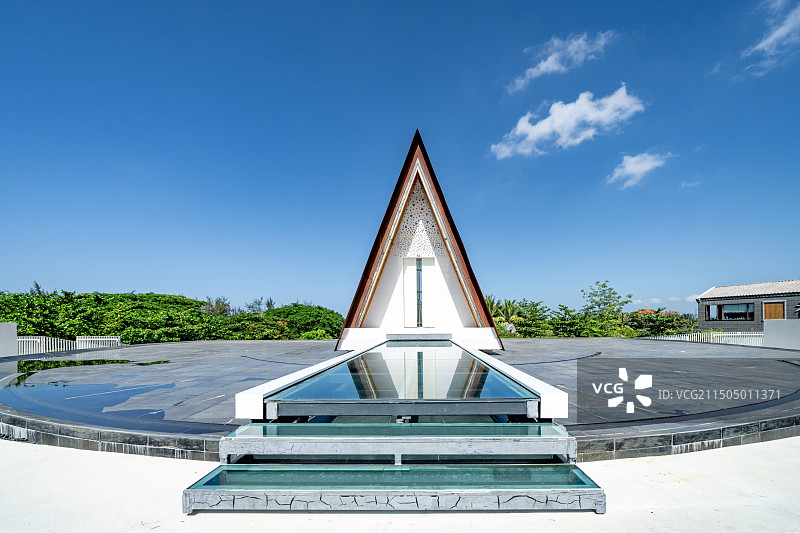 白色的现代简约教堂建筑图片素材