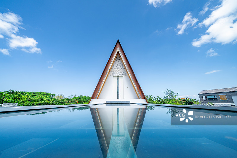 白色的现代简约教堂建筑图片素材