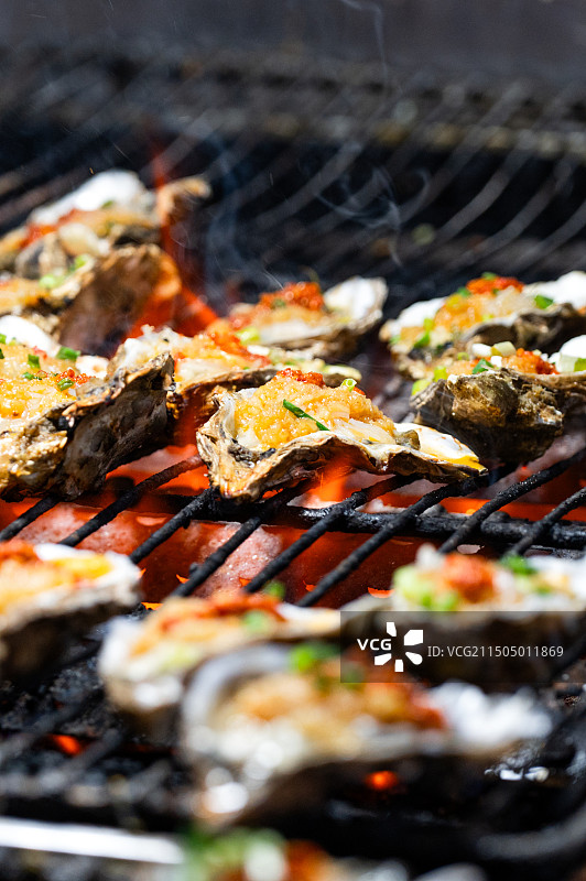 街边夜市美食炭烤生蚝牡蛎图片素材