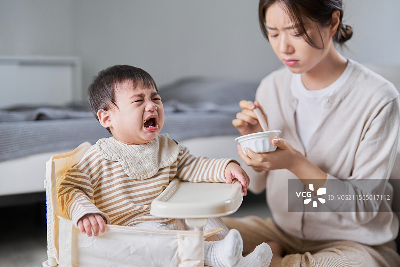 女人、儿童保育、母亲、2至3岁、家庭、哭泣、眼泪、婴儿期图片素材