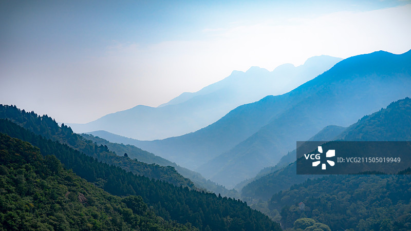 晴天雾蒙蒙的山东邹平鹤伴山图片素材