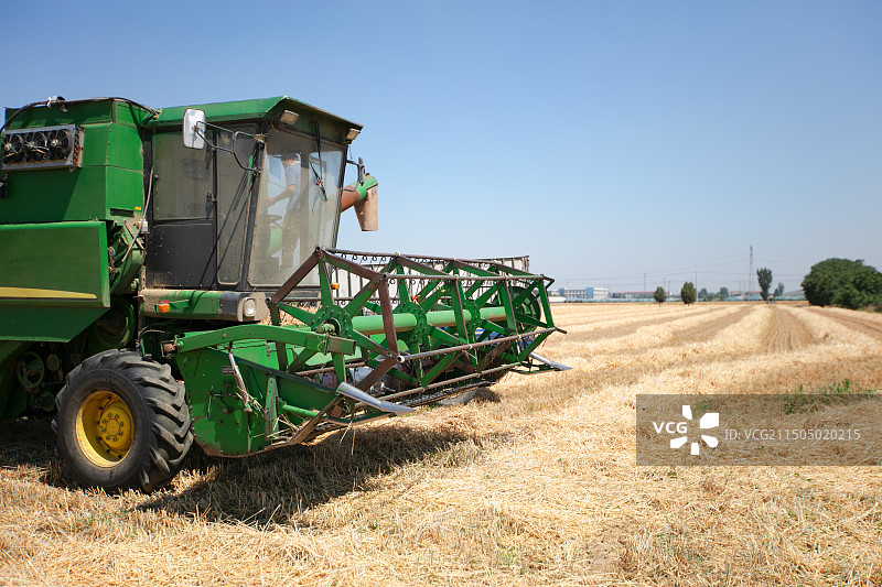 割麦子的收割机图片素材