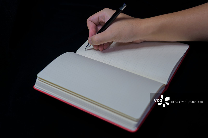 在本子上准备写字特写图片素材