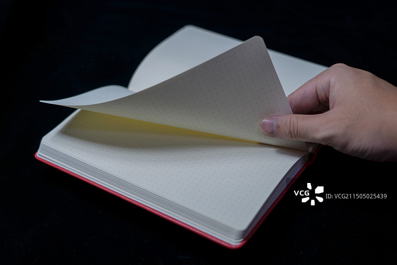 用手翻阅笔记书籍特写图片素材