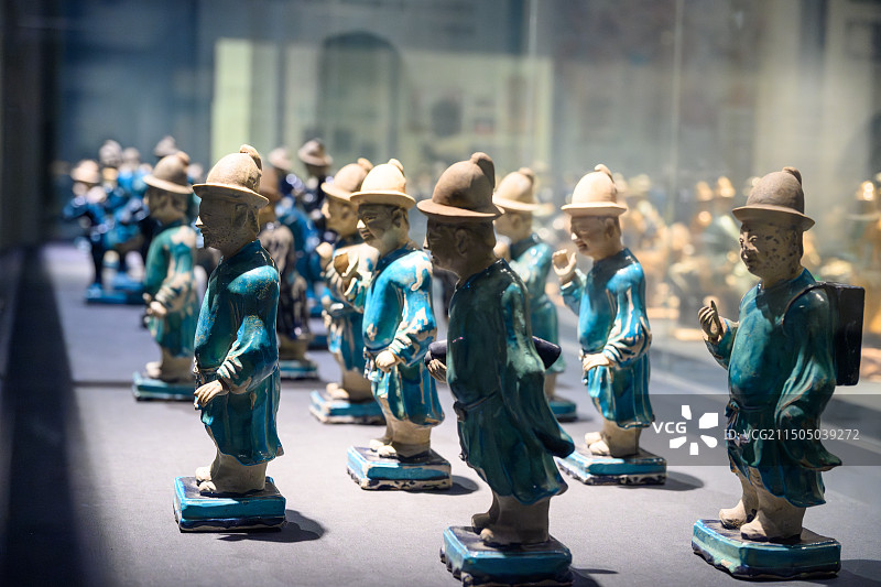 明代彩釉陶侍从俑，四川成都博物馆图片素材