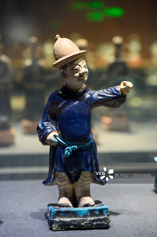 明代彩釉陶侍从俑，四川成都博物馆图片素材