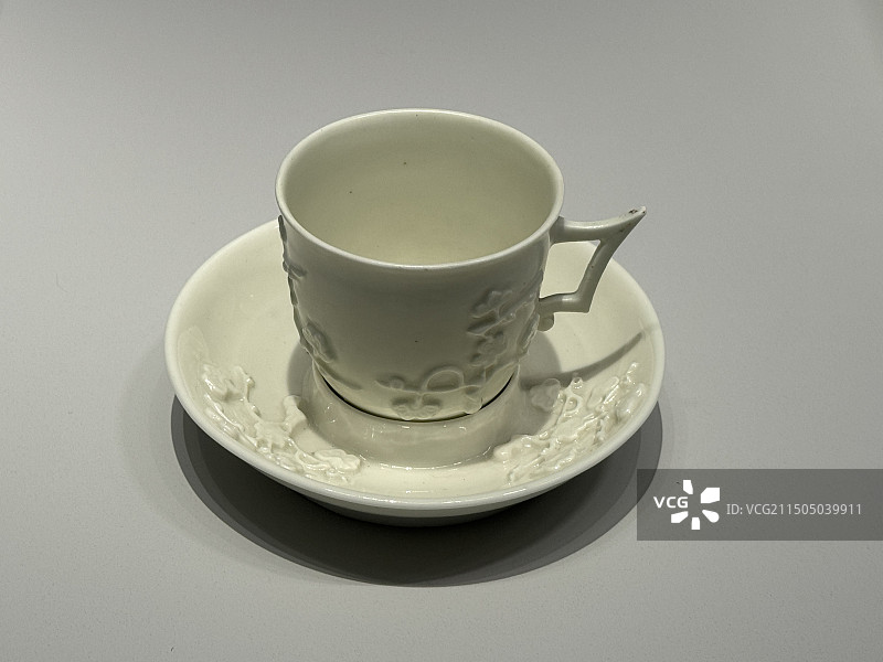 上海博物馆东馆馆藏十八世纪法国圣克卢软质瓷仿德化窑印梅花纹杯、托图片素材