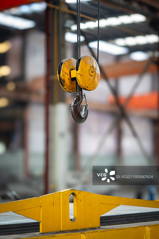 工厂车间内龙门吊挂钩特写图片素材