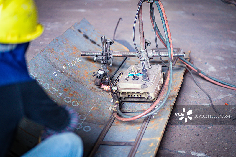 车间内半自动钢板切割机在工作图片素材