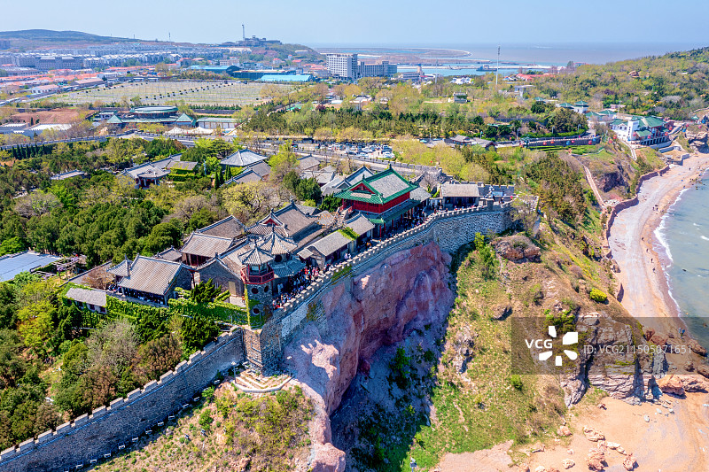 中国山东烟台蓬莱阁古建筑群航拍风光图片素材