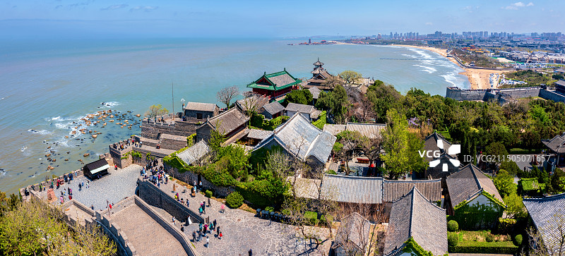 中国山东烟台蓬莱阁古建筑群航拍风光图片素材