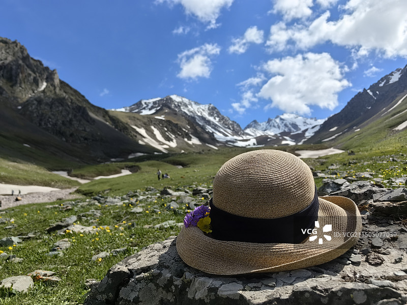 浪漫的那拉提草原上的雪山图片素材