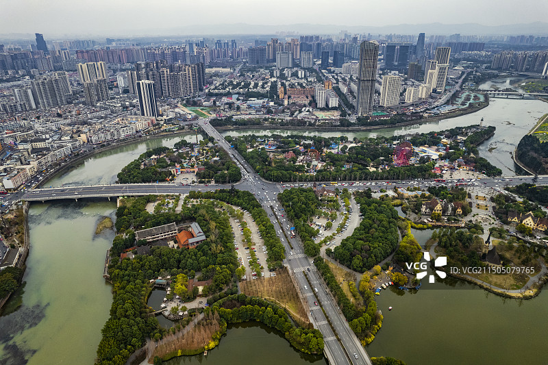 航拍成都天府新区南湖的城市公园风景图片素材