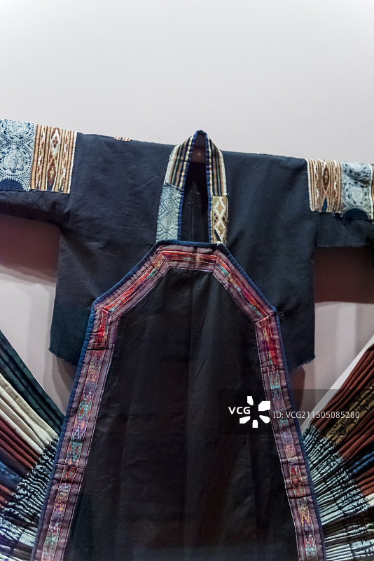 布依族女套装 北京服装学院民族服饰博物馆馆藏 中国工艺美术馆展览图片素材