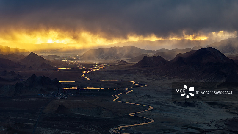 金蛇狂舞，天光乍泄，群山欲盖拟彰，黑云铺天盖地，生灵死寂等一场惊天动地的沉默图片素材