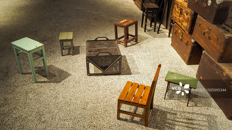 人行道上的空椅子和桌子图片素材