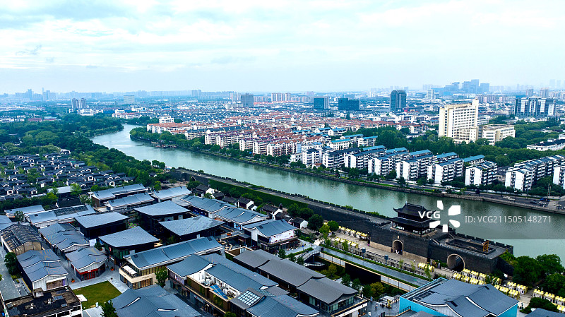 雨后的苏州外城河和相门古城墙呈现出天青色图片素材