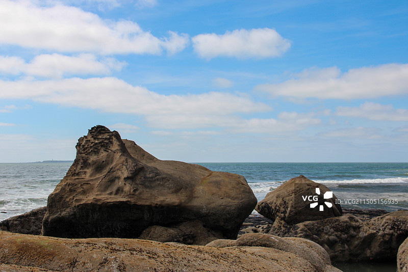海边的岩石对天空的风景图片素材