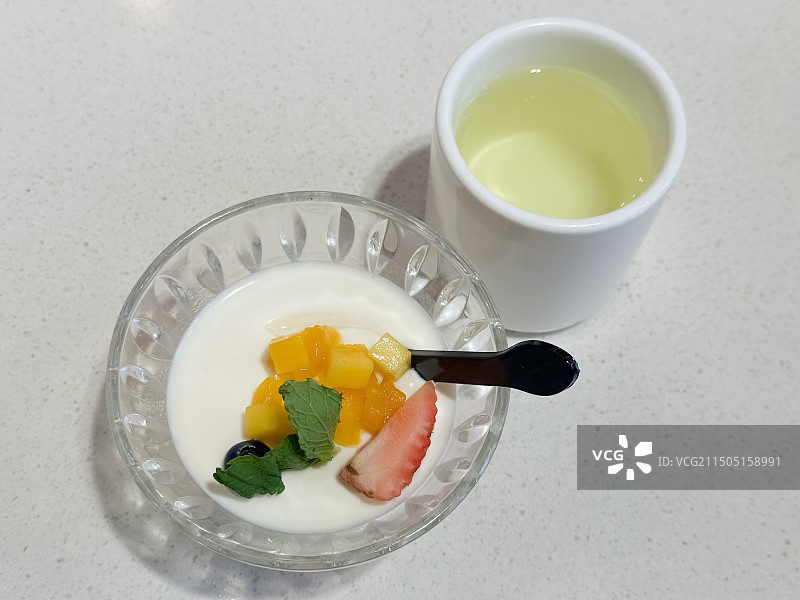 桌上早餐的高角度视图图片素材