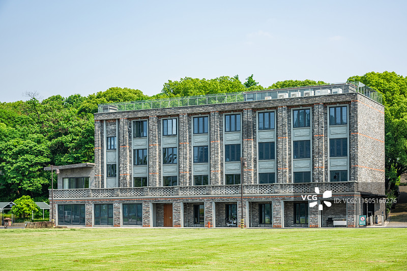 湘湖 院士岛 宜居环境 楼房 公寓楼 复古风格 住宅楼 杭州 萧山区 湘湖旅游度假区图片素材