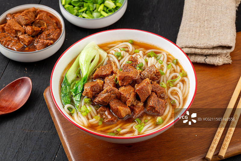 一碗红烧牛肉粉图片素材