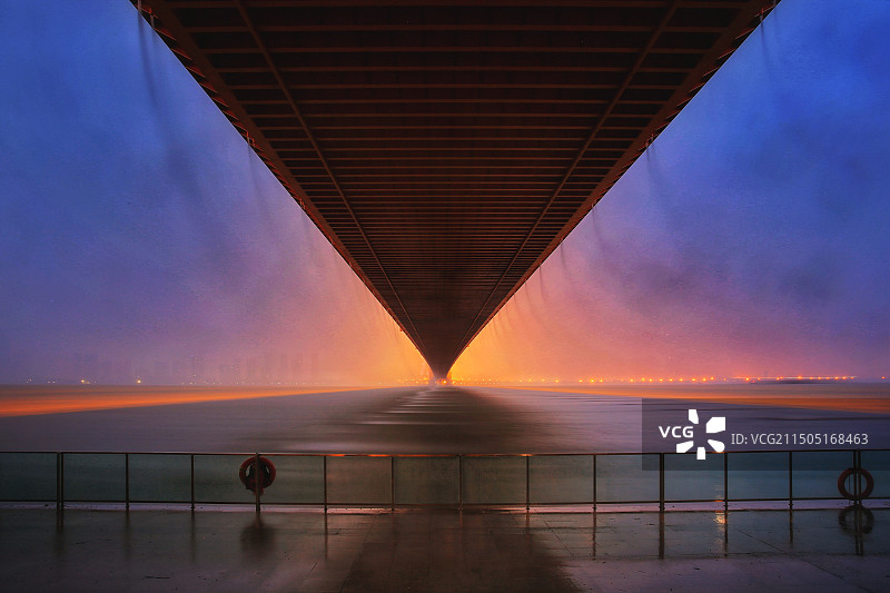 武汉杨泗港长江大桥雨瀑图片素材