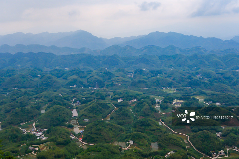 中国四川宜宾市蜀南竹海景区拜寿台景点风光，五月薄雾笼罩下的蜀南竹海拜寿台景点风光图片素材