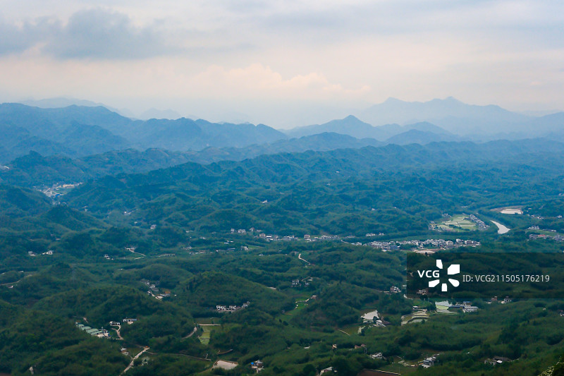 中国四川宜宾市蜀南竹海景区拜寿台景点风光，五月薄雾笼罩下的蜀南竹海拜寿台景点风光图片素材