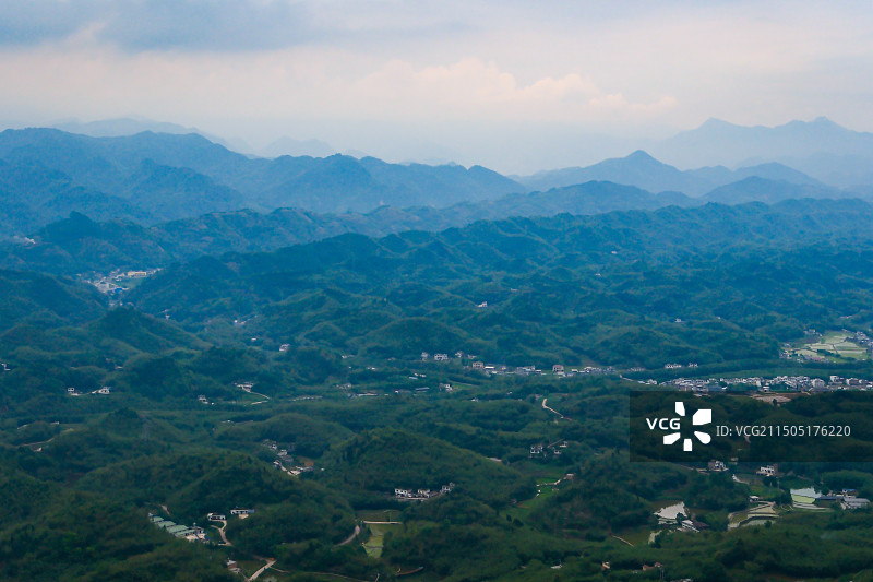 中国四川宜宾市蜀南竹海景区拜寿台景点风光，五月薄雾笼罩下的蜀南竹海拜寿台景点风光图片素材