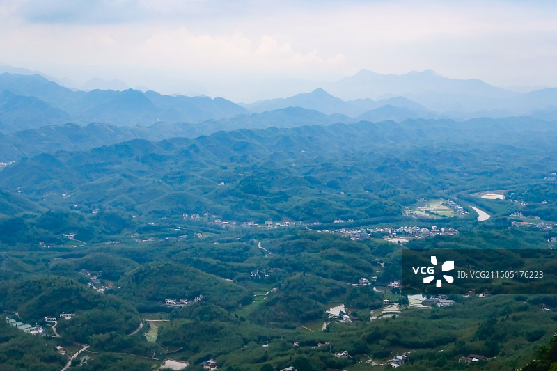 中国四川宜宾市蜀南竹海景区拜寿台景点风光，五月薄雾笼罩下的蜀南竹海拜寿台景点风光图片素材