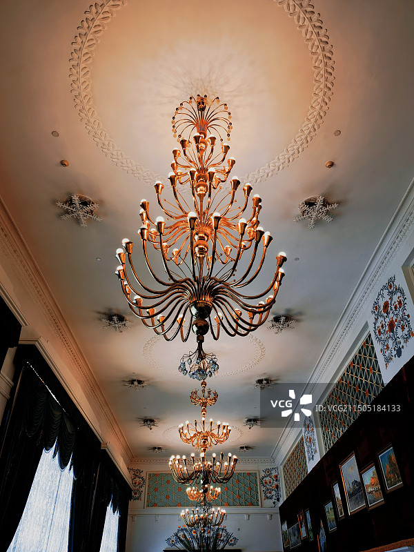 莫斯科餐厅华贵的水晶灯图片素材