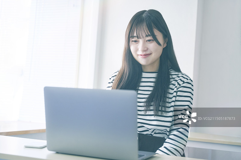 年轻女人看着电脑图片素材