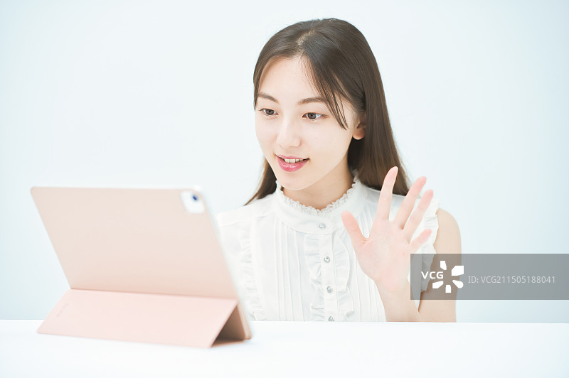 使用平板电脑进行在线交流的女人图片素材