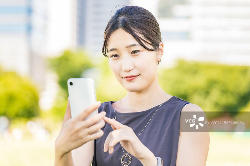 年轻女性使用智能手机图片素材