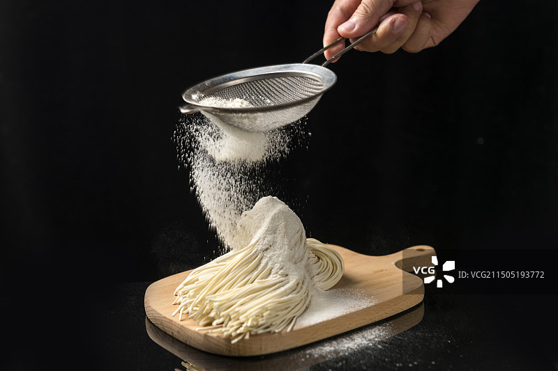 一盘生面条摆放在桌面上特写图片素材