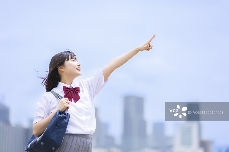 指向天空的高中生图片素材
