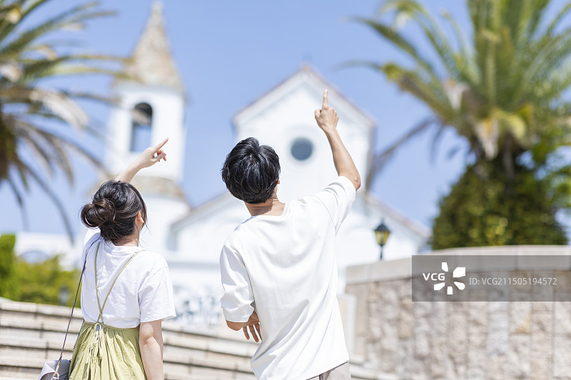 男人和女人指向天空图片素材
