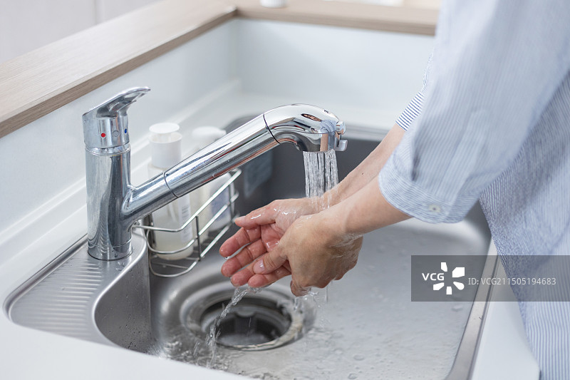 男人洗手图片素材