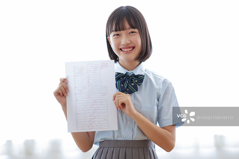 拿着满分试卷的女孩图片素材