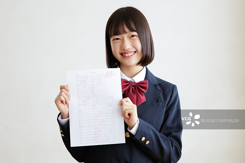 拿着满分试卷的女孩图片素材