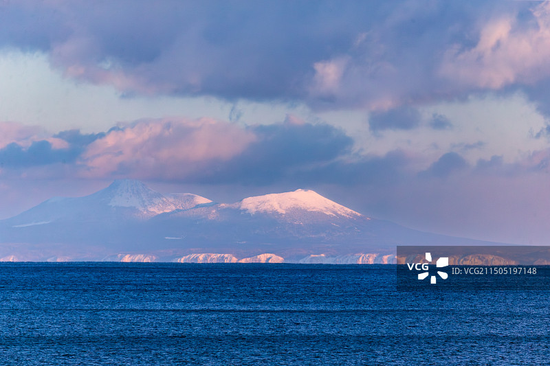 冬季北海道清晨的海上雪山图片素材